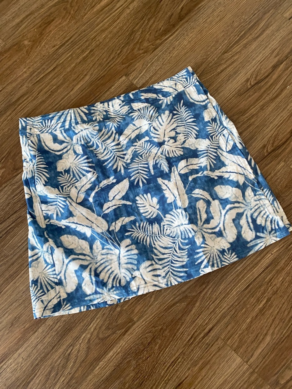 Ripskirt Hawaii tropical Hawaiian floral
Print one size.